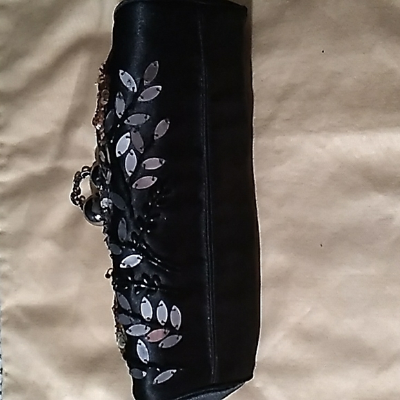 HANDBAG/CLUTCH SOPHISTICATED BLACK SILVER GREY WITH BEADING FLOWER DESIGN - Picture 7 of 8